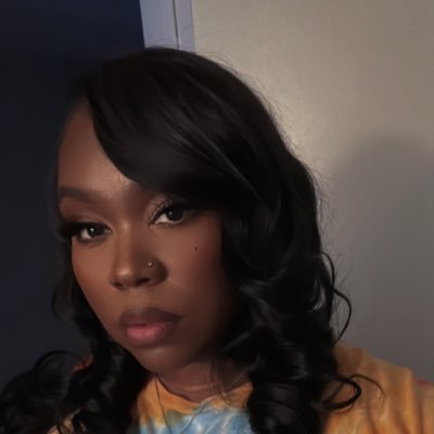 beauti_e_'s profile picture. 32.