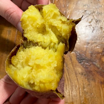 昨年12／1 焼き芋屋さんを開業☺️🍠 栗原市居住「いも介」です。 大崎市古川リオーネ映画館の下1階フルーツサンド纏様の隣スペースにて。 営業時間▶︎10:30～18:30 定休日▶︎火曜、水曜 贈答用▶︎壮)1980円 京)2980円 ご予約承っております😊✨