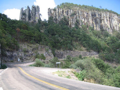 naci 6 de abril,1961
 trabajo 
 en reeduk como instructor  en turismo e ingles