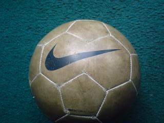 サッカー始めて一年の5歳の男の子のダディーです。サッカーの疑問　珍問　ネットで見つけたサッカーの動画なんかを呟きます。息子といっしょに蹴球馬鹿に成長していこうとおもいます。日本代表と地元　徳島ヴォルティスを応援しています。息子がレフティーなのでメッシ　本田が好きです。サッカー関連ばかりの呟きですが、フォロー宜しくです！