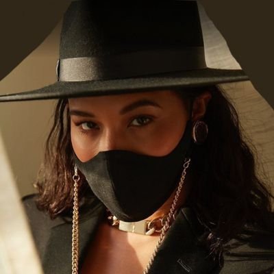 كل مرة بخليني أحبه بطريقة أعمق وأكبر وكأنه عم يأثبتلي أن نهايتهُ بقلبي مستحيلة وانا متأكدة💙🖇--*