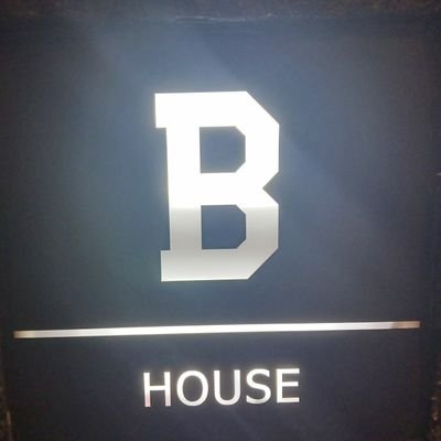 六本木のBar B HOUSEです❗
チャージ０、カラオケ&ダーツ無料🎉

六本木7-16-5戸田ビル3F

初見さん大歓迎✨お気軽に寄ってみてください😆🍸️