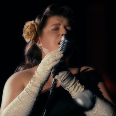 𝕋𝕙𝕖 𝕁𝕒𝕫𝕫 𝔻𝕚𝕧𝕒 𝕠𝕗 𝕆𝕦𝕣 𝔼𝕣𝕒
🎙 Jazz, Swing & Big Band Singer
💄 Vintage Glamour Enthusiast
📍 London & Essex
👇🏼 Enquiries, Dates & More...
