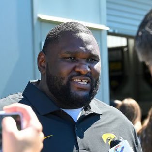 Defensive Line Coach #Hawkeyes #SipBoy “Even though I’m allowed to, I would never ever tilt my seat back on an airplane.” - Me