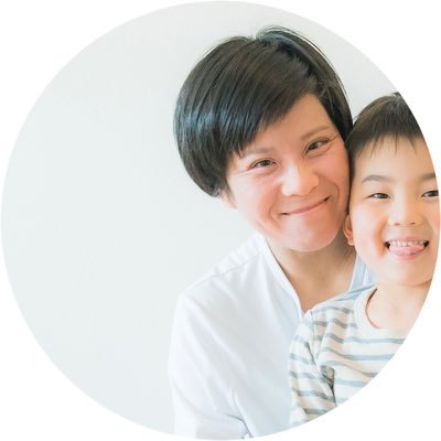 生後すぐアトピーを発症しステロイド漬けの人生。コントロール不可になっていた29歳の秋にステロイドを塗ると汁が止まらなくなり、止む無く脱ステへ。おうち整体に出会い3ヵ月で急性期を抜ける。現在はおうち整体のインストラクター&本部講師をしながら、施術とおうち整体講座を自宅サロンにて提供中。アトピー改善の自立を応援します📣