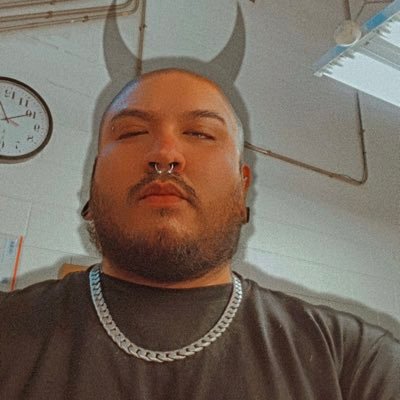 Phesmatos oculacs 🕷️🕸️🔮chicago♊️🐻🐍 Somewhere between psychotic and iconic.