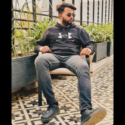 _zeeshy_'s profile picture. entre vous et moi 👉🏻❤️👈🏻