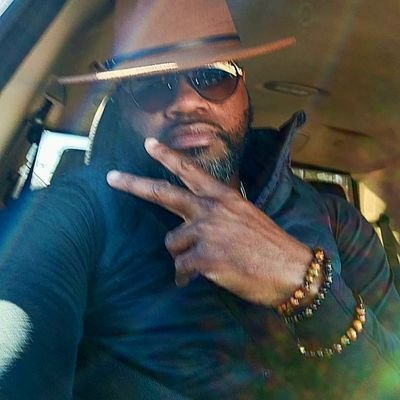 Welcome Too My World
#CigarSmoker #KnicksFan🏀 #RaidersFan🏈 #WarDamnEagle🏈#HandsomeCop #HooversFinest👮🏾