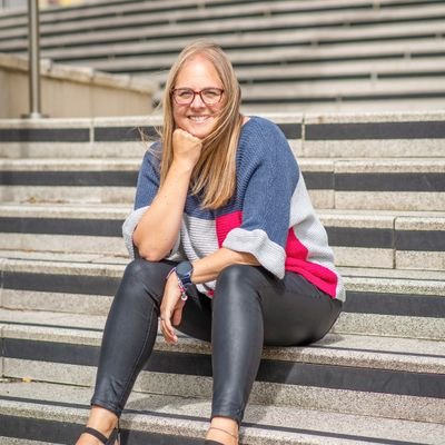 Copywriter + Brand Voice Strategist
Fiercely in your corner to help you make your messaging delicious
DM me to get people drooling over your goodies