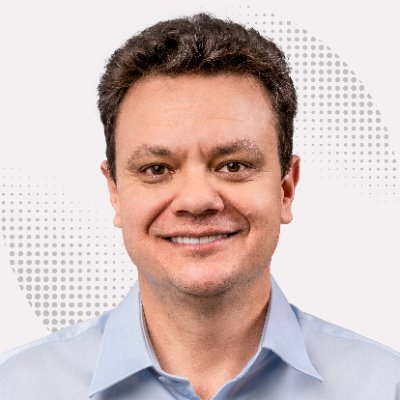 Deputado federal por Minas Gerais e líder da Bancada do PT na Câmara.