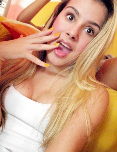 On (:
Fria, despreocupada, sarcástica, irônica e sem uma dose qualquer de amor nas veias. Prazer, essa sou eu ;*