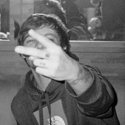 lvstomlinson's profile picture. change mi tema.