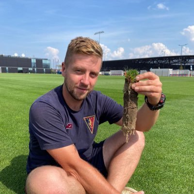 Headgroundsman w Pogoń Szczecin S.A. | Grounds Manager w Murawy Jacek Dąbrowski | Ekspert ds. boisk hybrydowych i naturalnych