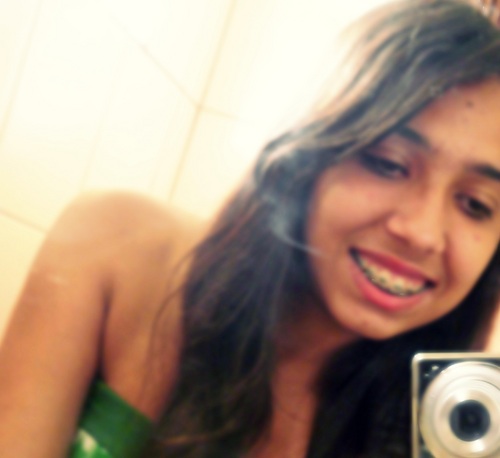 Uma garota muito feliz!Me segue que eu sigo de volta!