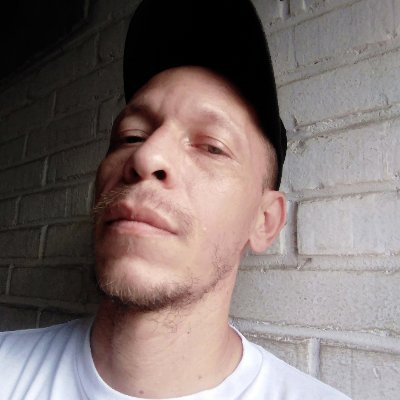 Ingeniero de Petróleo, fotógrafo, diseñador, cantante lírico, repostero y diabético.