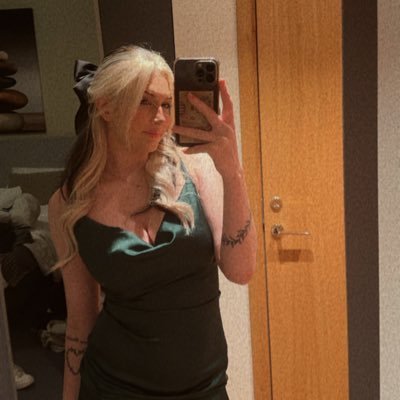 hi besties 🪐 , twitch- freyaelizabeth_ 🎀, youtube- freyaelizabeth_ 🎀, instagram- freyalizziexx 🎀, roblox- Freya_0564 🎀,tiktok- freyaelizaabeth 🎀