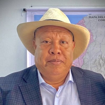 Abogado. Especialista en Derecho Administrativo. 
Gerente de Municipios de la Gobernación de Antioquia.