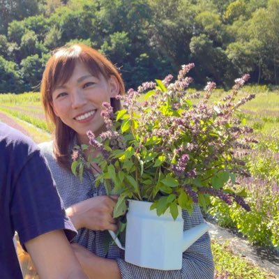 北海道千歳市にて肥料.農薬に頼らない 『ありがとう農法®』でホーリーバジル(トゥルシー)を育てています☻大人も子どもたちも裸足で思いっきり遊べる畑‼️みんなが繋がれる楽しい場所です𖤣𖥧𖥣｡𖥧 13年程ドッグトレーナー🐾してました💕自然＊動物＊植物が好き『みんないのち』を大切に✨ありがとうを感じれる毎日を…。