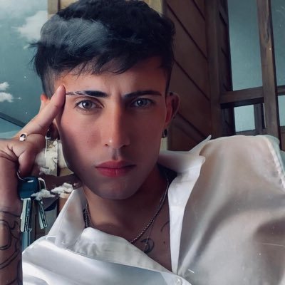 Con la mirada cansada pero echándole ganas a la vida.