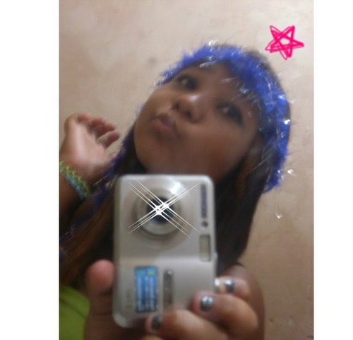 × 'Aquela meniina qee soonha coom os pées no chãao (?) (:
a meeniiniinha coom jeeitiinho de booazinha,