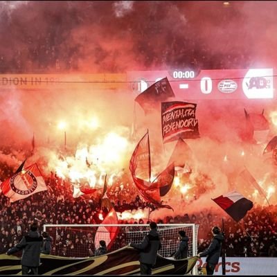 voetbalkenner, kaal en Feyenoordbloed