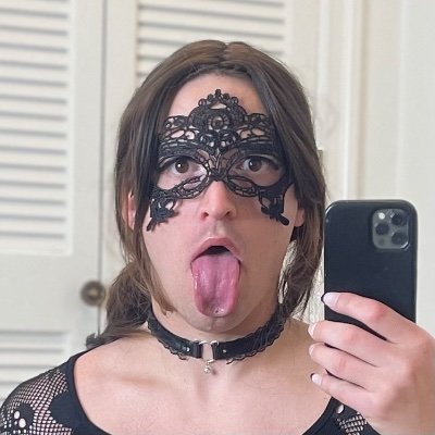 zoe_exposed's profile picture. 🖤 5’6 130 she/her | caged slut | throat 🐐 | size 👸🏻