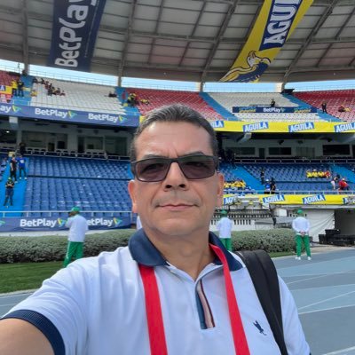 Periodista especializado en deportes en radio y televisión, radicado en Barranquilla, Colombia