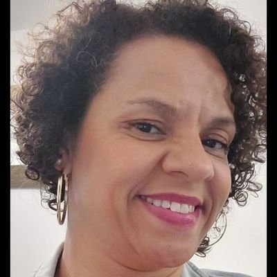 Paulistana, bacharel em Turismo, Pretagoga, feminista.