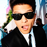 @brunomars, I'd catch a grenade for ya ♥ Sigam essa NEGAA do Luan Santana u_u → @ls_orgulhonosso