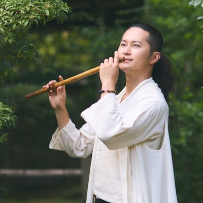 篠笛奏者 佐藤和哉公式アカウント  Japanese Bamboo Flute Player Kyoto 笛の音で景色を彩る奏者であり、情景から曲を紡ぐ作曲家。 2022年、活動10周年を迎える。 ◆代表曲『さくら色のワルツ』 (ゆず「雨のち晴レルヤ」モチーフ採用曲) ◆唐津観光大使・嬉野こころ大使