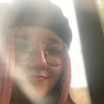 Lisianthuuss's profile picture. 💕je sais pas je suis là.   Je fais du fandub et du cover hihi. ✨  j’étudie la musique mais je veux partir en étude théâtrale 🎶❤️