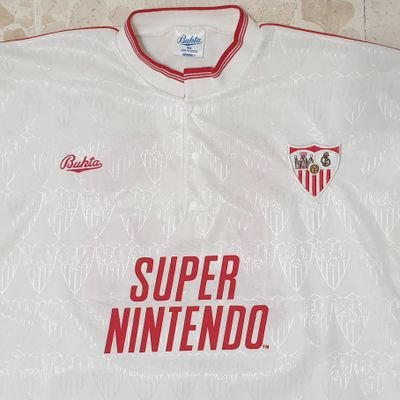 Sevillano, fiel de nervión, feriante y ateo.
Colecciono camisetas del Sevilla en versión de jugador.
Me gustan todas las cosas antiguas del Sevilla FC.