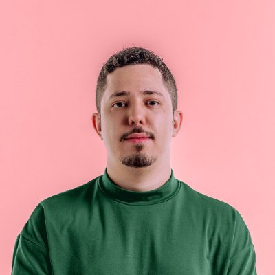 Estrategista e brand designer, músico também