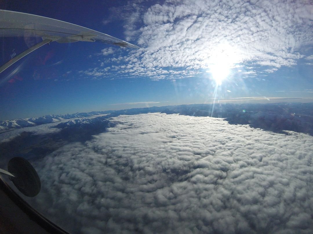 自分の太陽をして、山や川や湖や海を仲間にして、生活を愛して、自信があって勇敢で、善良さを維持して、まっすぐに進みます!