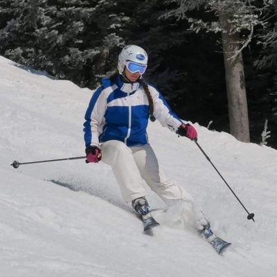 An ordinary mom with an extraordinary passion for skiing & family adventures. Follow her as she effortlessly balances the superhuman feat of weekend adventures.