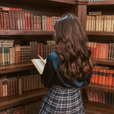 رغم صغر سنّي واجهتني حياة الشين تعلمت منها ما أنهزم لو أنكسر سّاقي..صديقه الــ📚