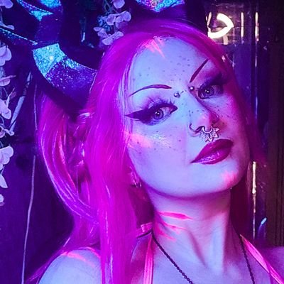 A switchy succubus, here for your pleasure and mine ;) 
18+ content maker. MDNI. 
They/them.