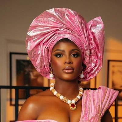 We crown your beauty 
For all events Gele styling and Artistry, Bridal Gele, photoshoots, party guests, christenings, bridesmaids and owambe
Autogele available