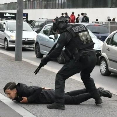 Pronoms : je tu il nous vous ils/elles. Comme tout le monde avec une santé mentale acceptable.