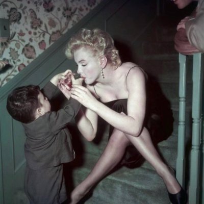 Mly7_Anne's profile picture. Living without friends is like living without sunshine.