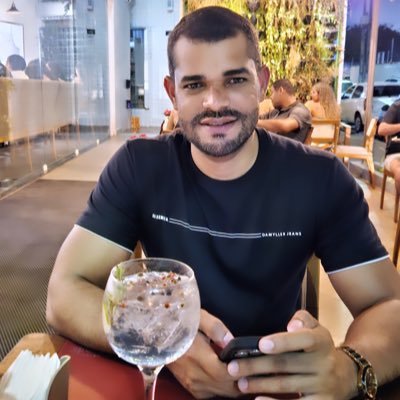 'Seja feliz do jeito q você é, não mude sua rotina pelo o que os outros exigem de você. simplesmente viva de acordo com o seu modo de viver.