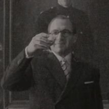 واسه آزادی می جنگم و آزادیم رو جشن می گیرم
Still alive