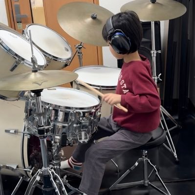 小学2年生ドラマーユウスケです🥁尊敬する大好きなドラマーはHZETTRIOのHZETTKOUさん🕶Bimbombam楽団の奥田真広さんも憧れのパーカッショニストです🐸好きなジャンルはジャズです！みんなを笑顔にするドラマーになりたい。 ※母管理のアカウントです。本人のつぶやき時々母🥁