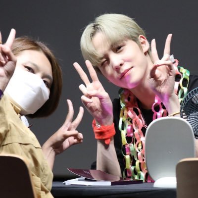ATEEZ 🏴☠️ ATINY ⏳️ หม่ามี๊ YUNHO 🐶 8M1T ✨️OT8✨️
⠀:¨ ·.· ¨:⠀
⠀ `· . ୨୧⠀ 📸 yunou._.u
🎀 #รีวิวให้โบว์โบ้
📍หวีดทุกโพ ทุกชิป ไม่มีขัด👌
