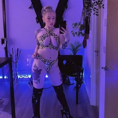 I'm miss Courtney I'm from UK looking for a submissive slave that's willing wholeheartedly to serve a mistress