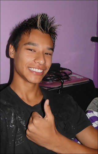 Chato,Carinhoso,doido,besta D beem com a vida !!

Neem Melhor Neem Pior

Maaas sempre buscando Melhorar

Pooor mim é pooorquem me Rodeia
