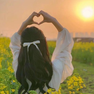 DESKALENSANG's profile picture. “It’s not the load that breaks you down, it’s the way you carry it.”