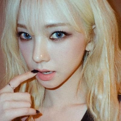 Qoshnilarning derazalariga qarash (video) Fairy Tail pornosidan yalangoch Elza