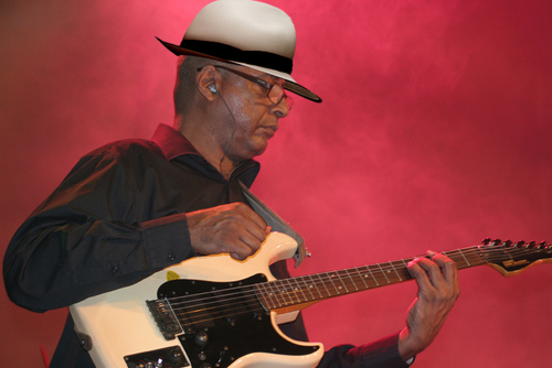 JulianUnoNaMa's profile picture. Padre, esposo, hermano, amigo, mùsico,looper, poeta y feliz!!