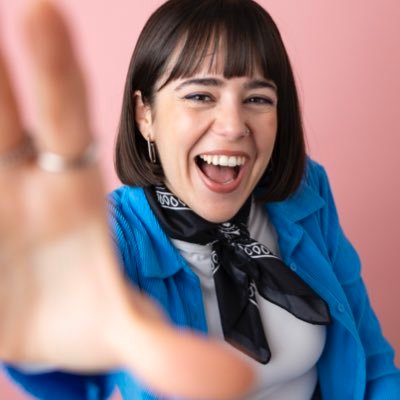 gioconda_ros's profile picture. En clase me reñían por meterme en Facebook. Ahora soy tu amiga la de marketing 🩷